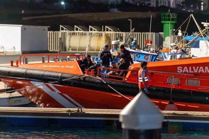 Archivo - Llegada de varios migrantes tras ser rescatados por Salvamento Marítimo en Canarias