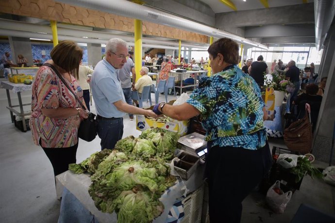 Archivo - Una persona compra alimentos en un mercado.