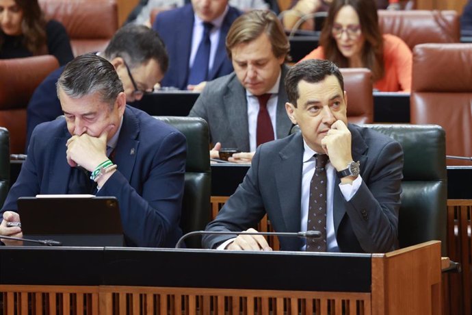 El presidente de la Junta de Andalucía, Juanma Moreno (d), junto al consejero de la Presidencia, Interior, Diálogo Social y Simplificación Administrativa, Antonio Sanz (i), al inicio del Debate sobre el Estado de la Comunidad. (Foto de archivo).