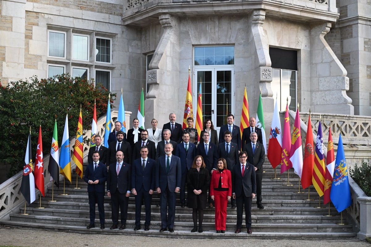 Llega el Rey al Palacio de la Magdalena, saluda a las autoridades y se hacen la foto de familia