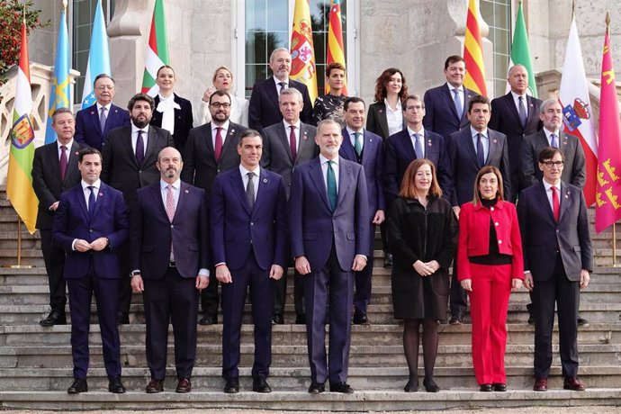 El presidente del Gobierno, Pedro Sánchez y el Rey, Felipe VI, en el centro de la imagen durante la foto de familia a su llegada a la XXVII Conferencia de Presidentes, en el Palacio de la Magdalena, a 13 de diciembre de 2024, en Santander, Cantabria (Espa