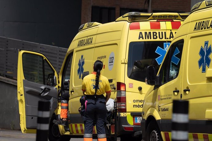 Archivo - Unos sanitarios trabajan en una ambulancia, a 16 de julio de 2024, en Barcelona, Catalunya (España)