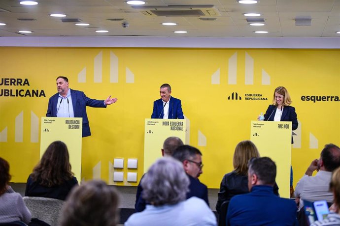 Los candidatos a la presidencia de ERC Oriol Junqueras (‘Militància Decidim’), Xavier Godàs (‘Nova Esquerra Nacional’), junto a Helena Solà (‘Foc Nou’), que no concurrirá en la segunda vuelta