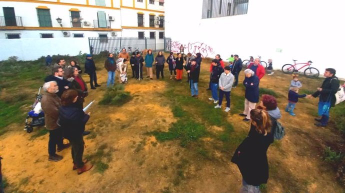 Asamblea abierta de los vecinos para abordar "la venta del solar entre la calle Pastora Divina y Arrayán".