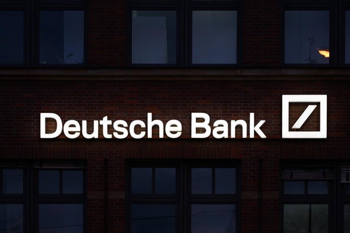 Archivo - FILED - 04 April 2023, Saxony, Dresden: The Deutsche Bank logo shines on a branch in the morning.