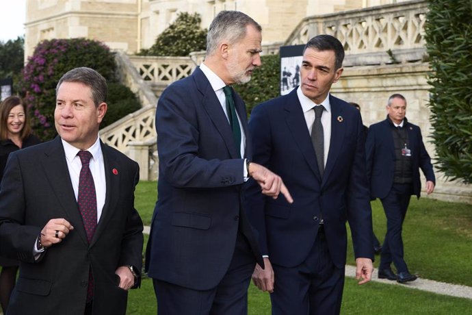 (I-D) El presidente de la Junta de Castilla-La Mancha, Emiliano García-Page, el Rey Felipe VI y el presidente del Gobierno, Pedro Sánchez, a su llegada a la XXVII Conferencia de Presidentes, en el Palacio de la Magdalena, a 13 de diciembre de 2024, en San