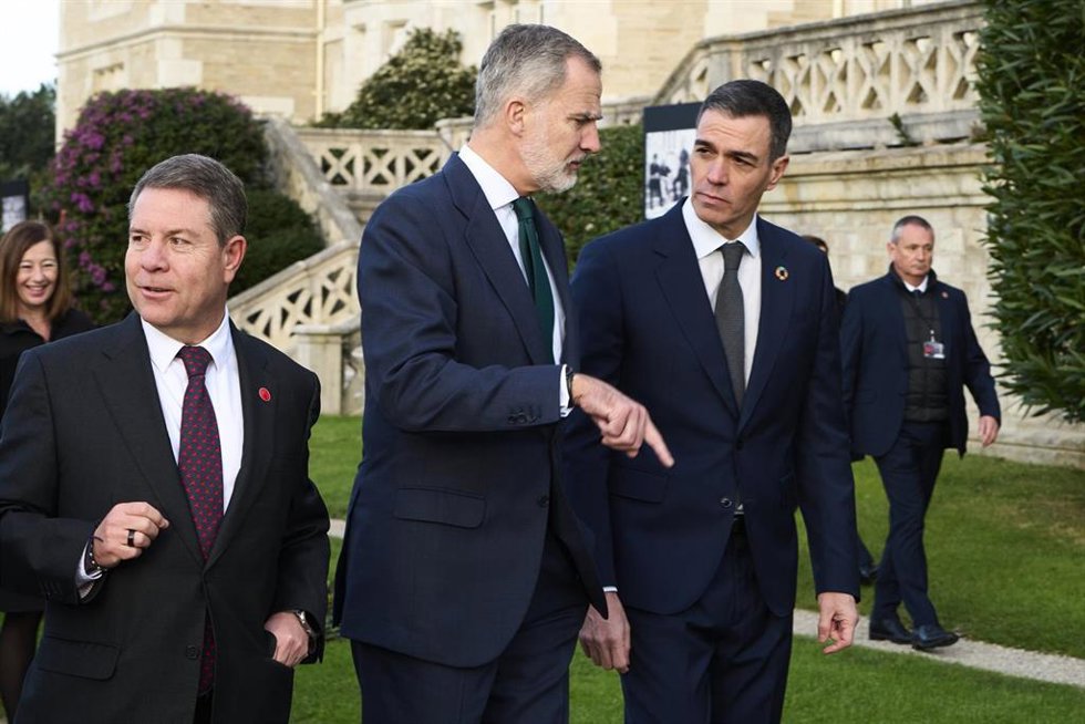 (I-D) El presidente de la Junta de Castilla-La Mancha, Emiliano García-Page, el Rey Felipe VI y el presidente del Gobierno, Pedro Sánchez, a su llegada a la XXVII Conferencia de Presidentes, en el Palacio de la Magdalena, a 13 de diciembre de 2024, en S
