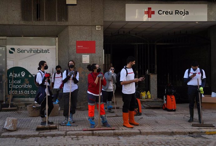 Archivo - Voluntarios de la Cruz Roja en el día 13 tras el paso de la DANA por Valencia, a 11 de noviembre de 2024, en Algemesí, Valencia, Comunidad Valenciana (España). 