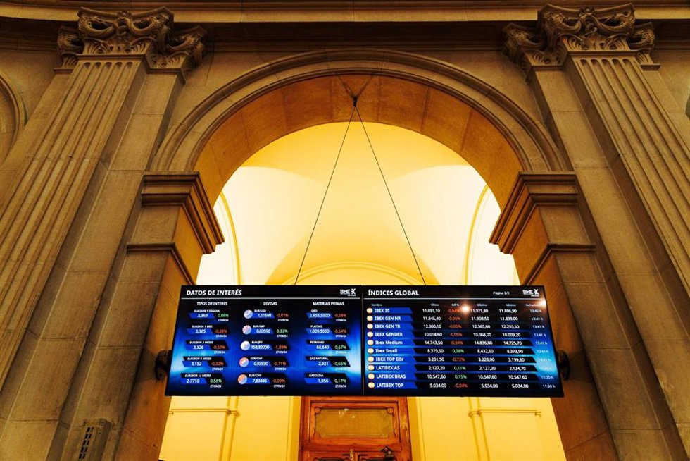 Archivo - Paneles del Ibex en el Palacio de la Bolsa de Madrid, a 30 de septiembre de 2024, en Madrid (España). El Ibex 35 ha iniciado la sesión de este lunes, la última del mes de septiembre, con una caída del 0,32%, lo que ha llevado al selectivo a si
