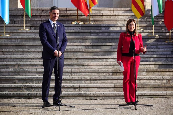 El presidente del Gobierno, Pedro Sánchez, y la presidenta del Gobierno de Cantabria, María José Sáenz de Buruaga, ofrecen una rueda de prensa durante la XXVII Conferencia de Presidentes, en el Palacio de la Magdalena, en Santander.