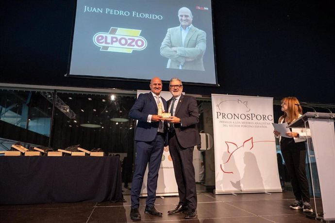 El director de Operaciones de ElPozo Alimentación, Juan Pedro Florido, recibe el premio PronosPorc de manos de Félix Larrosa, alcalde de Lleida y presidente de Mercolleida