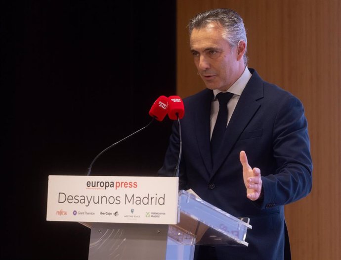 El consejero de Medio Ambiente, Agricultura e Interior de la Comunidad de Madrid, Carlos Novillo, interviene durante un Desayuno Madrid, en el Auditorio Meeting Place de Castellana, a 13 de diciembre de 2024, en Madrid (España).