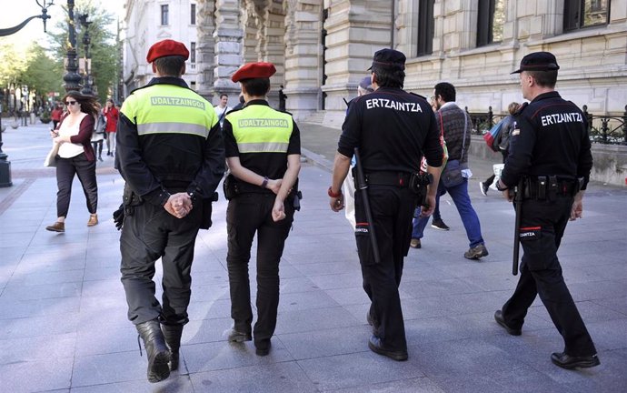 Archivo - Patrulla de la Policía Municipal de Bilbao y Ertzaintza