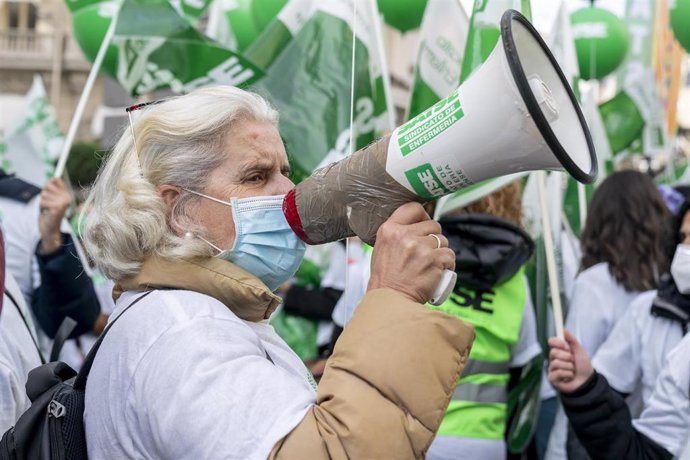 Archivo - Una mujer con un megáfono participa en una concentración de enfermeros, en la Plaza de las Cortes frente al Congreso de los Diputados, a 1 de diciembre de 2021, en Madrid, (España), Convocada por el Sindicato de Enfermería (Satse)