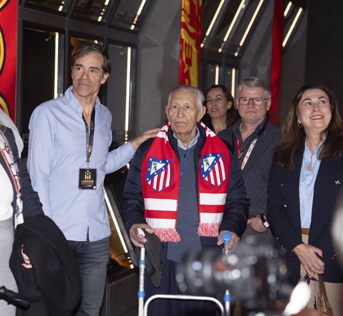 Visita de personas mayores al museo Legends presented by LaLiga.