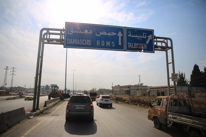 Una carretera cercana a Homs tras la caída del régimen de Bashar al Assad por la ofensiva de yihadistas y rebeldes encabezados por Hayat Tahrir al Sham (HTS)