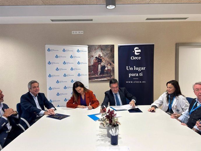 La directora territorial de San Juan de Dios, María José Daza, y el director regional sur de Clece, Javier Gallego, en la firma del convenio.