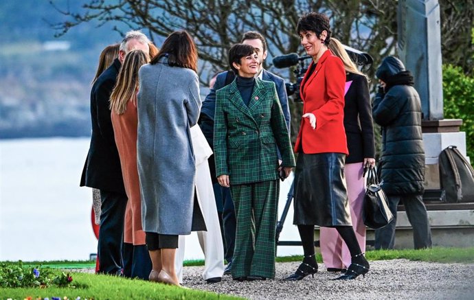 La ministra de Vivienda, Isabel Rodríguez, de verde, a su llegada a la XXVII Conferencia de Presidentes, en el Palacio de la Magdalena, a 13 de diciembre de 2024, en Santander, Cantabria (España).