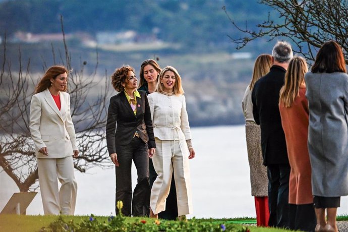 La ministra de Sanidad, Mónica García, de blanco a la izquierda, a su llegada a la XXVII Conferencia de Presidentes, en el Palacio de la Magdalena, a 13 de diciembre de 2024, en Santander, Cantabria (España).