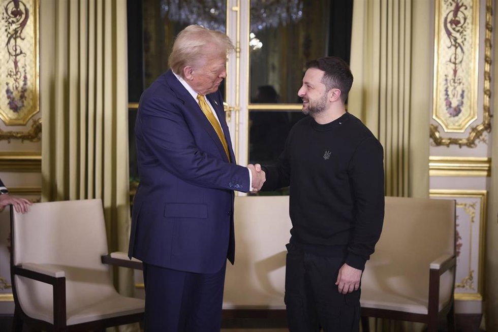 El presidente de Ucrania, Volodimir Zelenski, y el futuro presidente de Estados Unidos, Donald Trump, se saludan en París