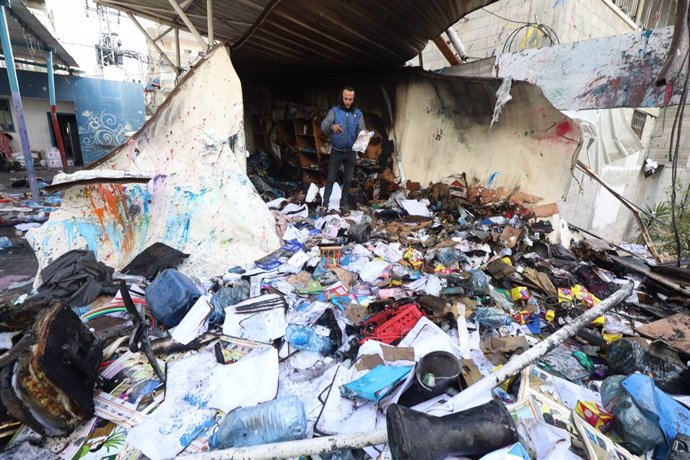 Archivo - May 6, 2024, Nusseirat, Gaza Strip, Palestinian Territory: Palestinians salvage items from the debris of a container at an UNRWA school used to shelter displaced people, after it was hit in Israeli bombardment on Nusseirat in the central Gaza St