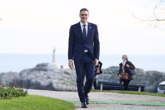 El presidente del Gobierno, Pedro Sánchez, a su llegada a la XXVII Conferencia de Presidentes, en el Palacio de la Magdalena, a 13 de diciembre de 2024, en Santander, Cantabria (España). La conferencia se celebra tras más de dos años sin convocarse, en un