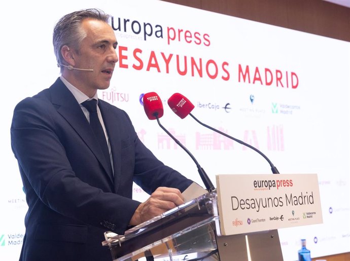 El consejero de Medio Ambiente, Agricultura e Interior de la Comunidad de Madrid, Carlos Novillo, interviene durante un Desayuno Madrid, en el Auditorio Meeting Place de Castellana, a 13 de diciembre de 2024, en Madrid (España).