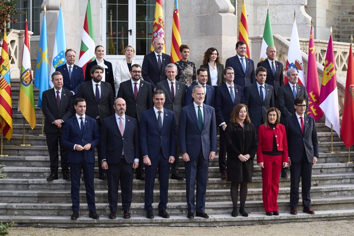 Foto de familia de la XXVII Conferencia de Presidentes, en el Palacio de la Magdalena, a 13 de diciembre de 2024, en Santander, Cantabria (España).