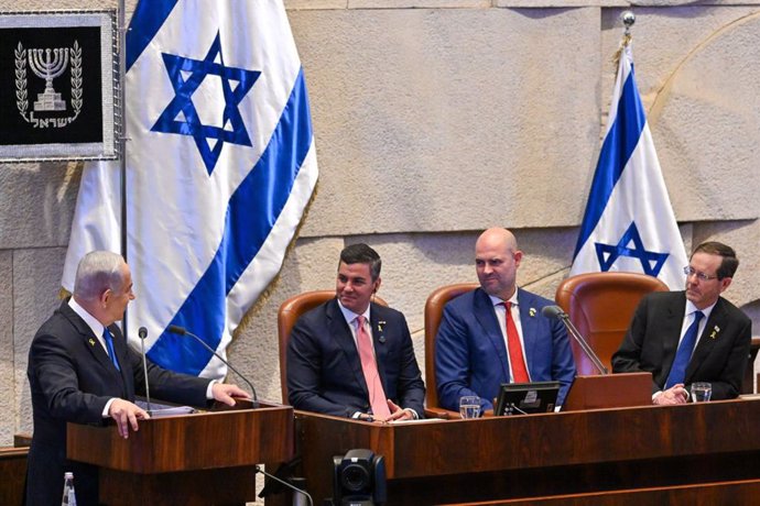 El primer ministro de Israel, Benjamin Netanyahu (i), recibe al presidente de Paraguay, Santiago Peña (segundo por la izquierda) en la sede del Parlamento israelí, la Knesset (archivo)