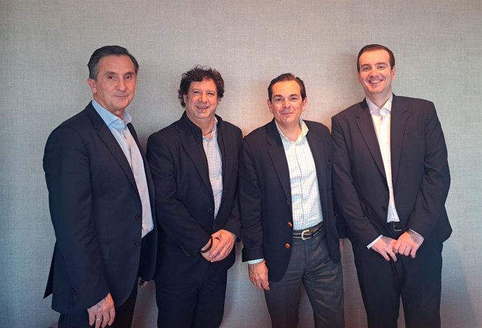 De izquierda a derecha, Juan de Dios Hermosín, director de Innovación de Ayesa; Aitor Moreno, responsable de IA y Computación Cuántica; Miguel Merino, responsable de Datos; y Álvaro Fraile, responsable de Ciberseguridad.