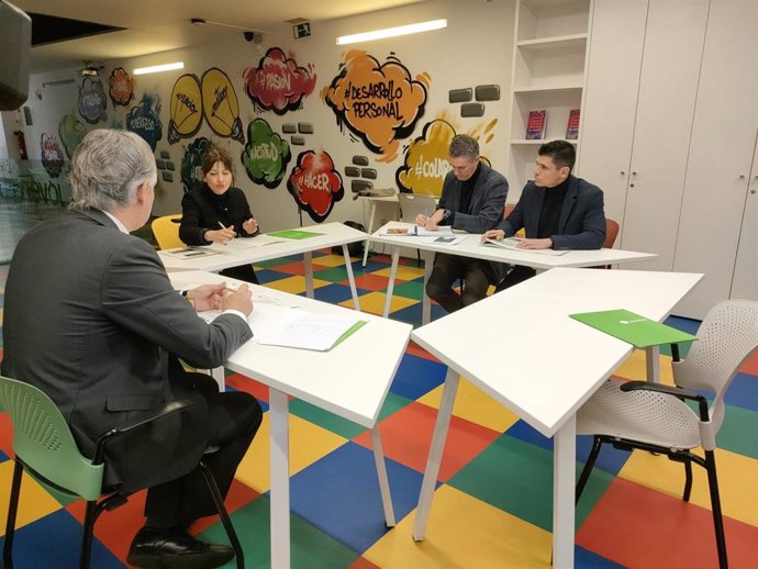 Reunión de la ministra de Infancia y Juventud, Sira Rego, con el consejero de Cultura, Turismo, Deporte y Juventud, José Luis Pérez Pastor, entre otros cargos públicos de La Rioja