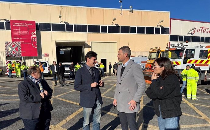 El consejero de Fomento e Infraestructuras, Jorge García Montoro, y el alcalde de Caravaca de la Cruz, José Francisco García, durante la presentación del Plan de Vialidad Invernal 2024-2025 de la red regional de carreteras