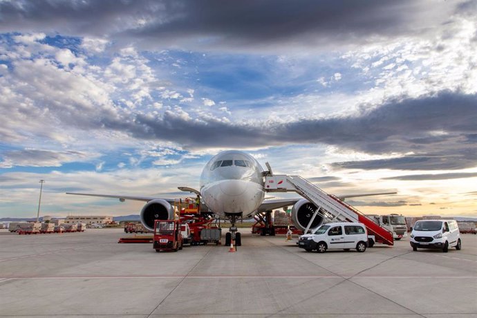 Archivo - Carga aérea en el Aeropuerto de Zaragoza.