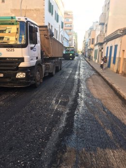 Tareas de reasfaltado efectuadas en la calle Pons i Gallarza de Palma.