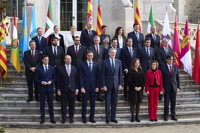 Foto de familia de la XXVII Conferencia de Presidentes, en el Palacio de la Magdalena