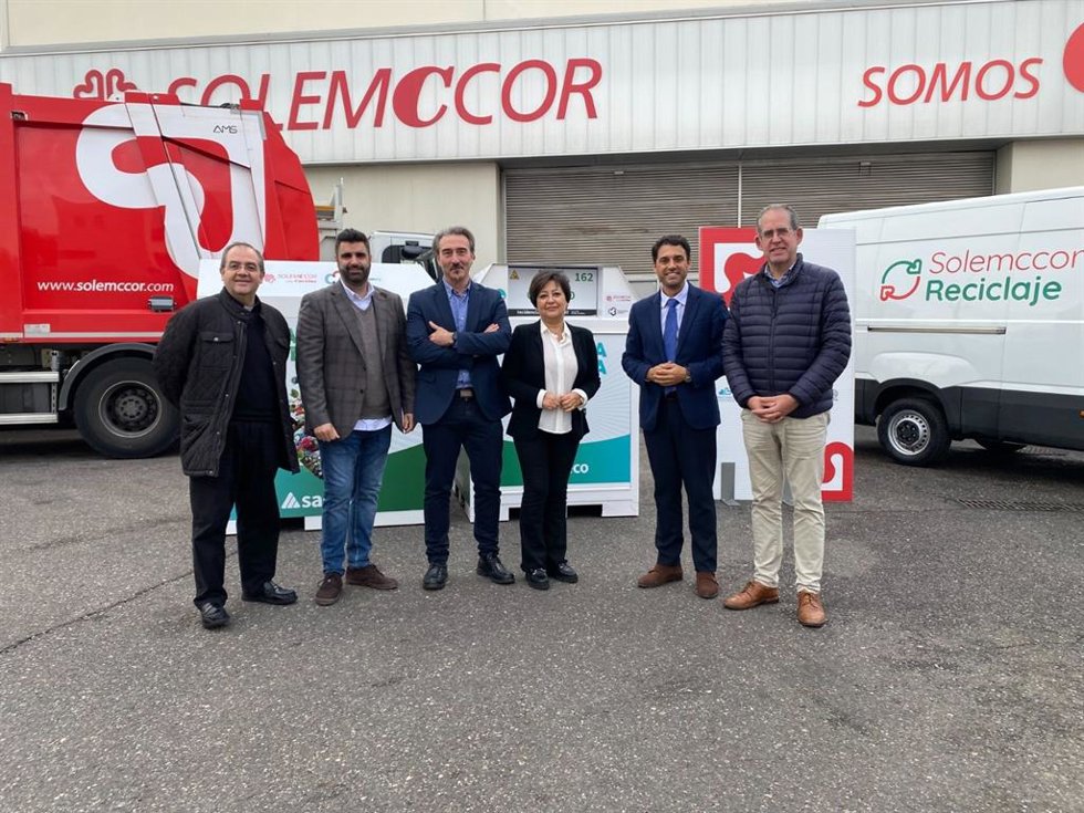 Leopoldo Izquierdo (2 dcha.), Juan Miguel Luque (3 izda.) y Darío Reina (dcha.), con otros responsables de Cáritas y Solemccor, durante la visita a las insatalaciones de la empresa de inserción social.
