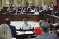 El Parlament debatirá en un 'superpleno' los decretos del Govern y la memoria, que Vox quería sacar del orden del día