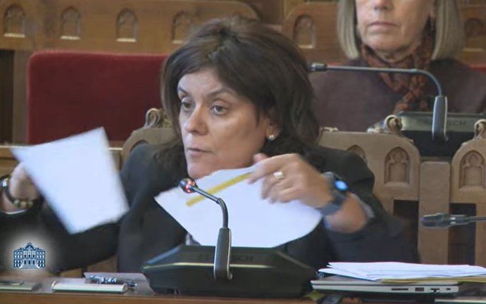 La diputada del PP, Beatriz Polledo, rompe el documento de inversiones en Bienestar y Derechos Sociales durante la comisión de Hacienda.