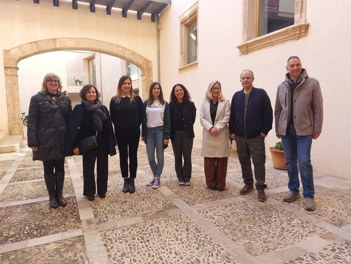 Foto de familia de los ponentes en el seminario 'Del Sud global cap al Nord global: Causes, polítiques i impactes de les migracions a les illes de la Unió Europea'