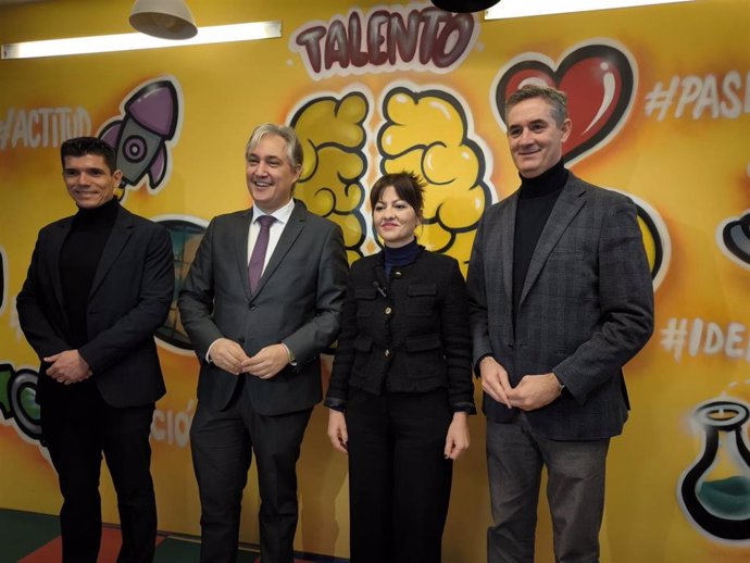 La ministra de Infancia y Juventud, Sira Rego, junto al consejero de Cutlura, José Luis Pérez Pastor, ambos en el centro,tras la reunión que han mantenido en Logroño