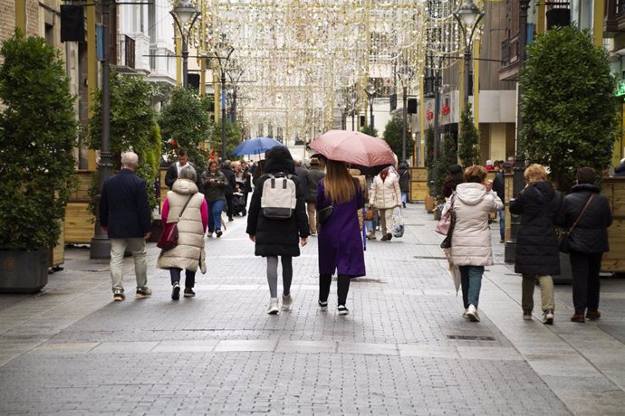 Archivo - Ciudadanos pasean por la calle Santiago de Valladolid