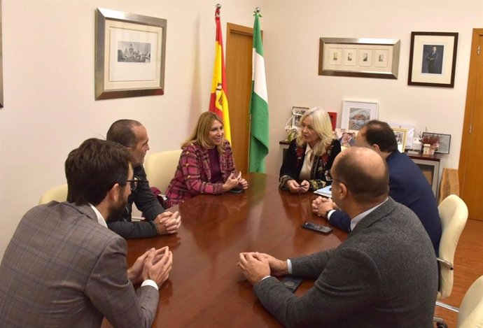 La delegada de la Junta en Cádiz, Mercedes Colombo, y el rector de la Universidad de Cádiz, Casimiro Mantell, en una reunión con representantes de la Fundación para la Investigación, Desarrollo y Aplicación de Materiales Compuestos (Fidamc)