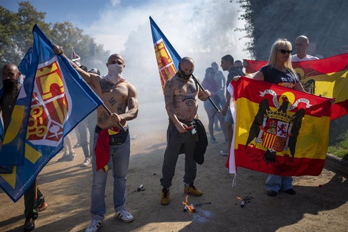 Archivo - Varias personas durante una manifestación neonazi para celebrar el día de la Hispanidad en Barcelona.