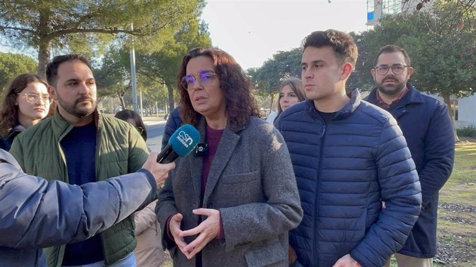 La parlamentaria andaluza por el PSOE de Huelva y portavoz en la Comisión de Desarrollo Educativo y Formación Profesional en la Cámara autonómica, Susana Rivas, este viernes en rueda de prensa.