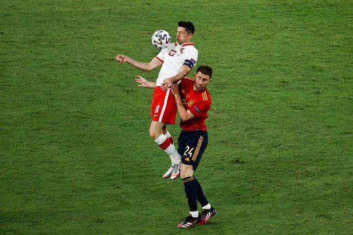 Archivo - Robert Lewandowski y Aymeric Laporte en el España-Polonia de la Eurocopa 2020