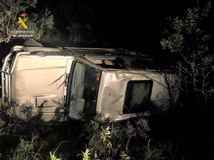 Vehículo de tres cazadores furtivos en Jimena tras volcar al huir de la Guardia Civil.