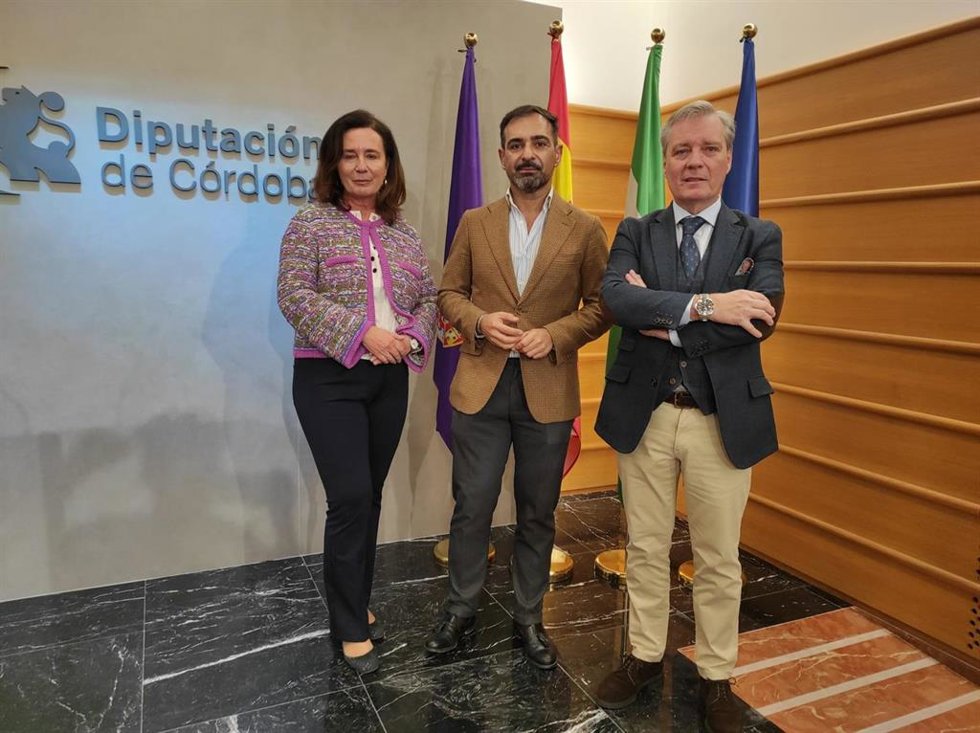 Romero (centro), junto a Sánchez (izda.) y Bajo, en la presentación de los cursos para Maestros de Almazara.