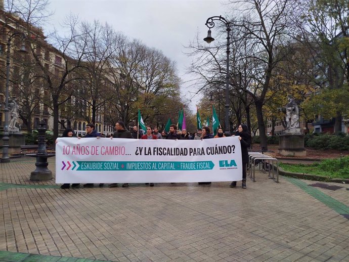 Imagen de la manifestación convocada por ELA para reclamar un cambio en la política fiscal de Navarra