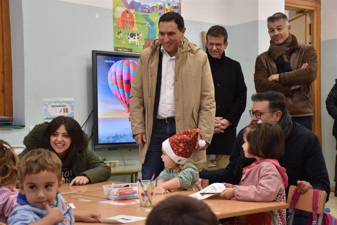 El presidente de la Diputación de Cuenca, Álvaro Martínez Chana, en Talayuela.