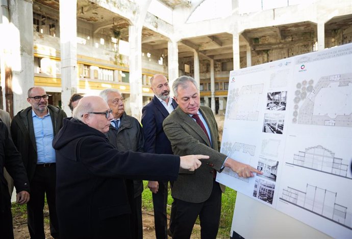 El alcalde de Sevilla, José Luis Sanz; el presidente de la Cámara de Comercio, Francisco Herrero y el presidente de Fedeme, Francisco Javier Moreno en la presentación de la rehabilitación del mercado Puerta de la Carne.